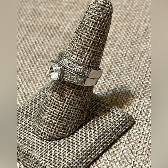 Elegant Silver Women's Ring Set
925 Sterling Silver - Picture 3 of 10